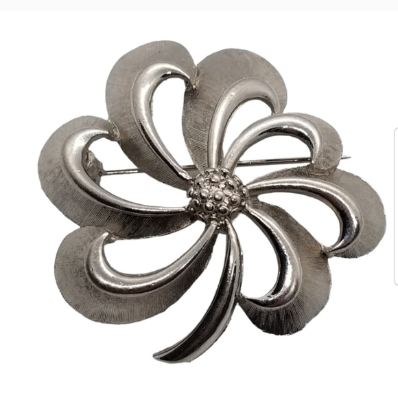 VINTAGE SILVERTONED MID CENTURY MODERN FLOWER DESIGN BROOCH - Picture 1 of 3
